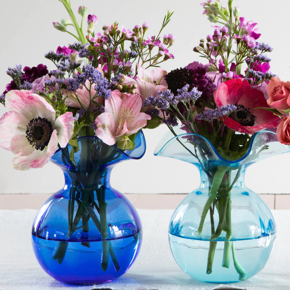 VIETRI Hibiscus Glass Aqua Bud Vase