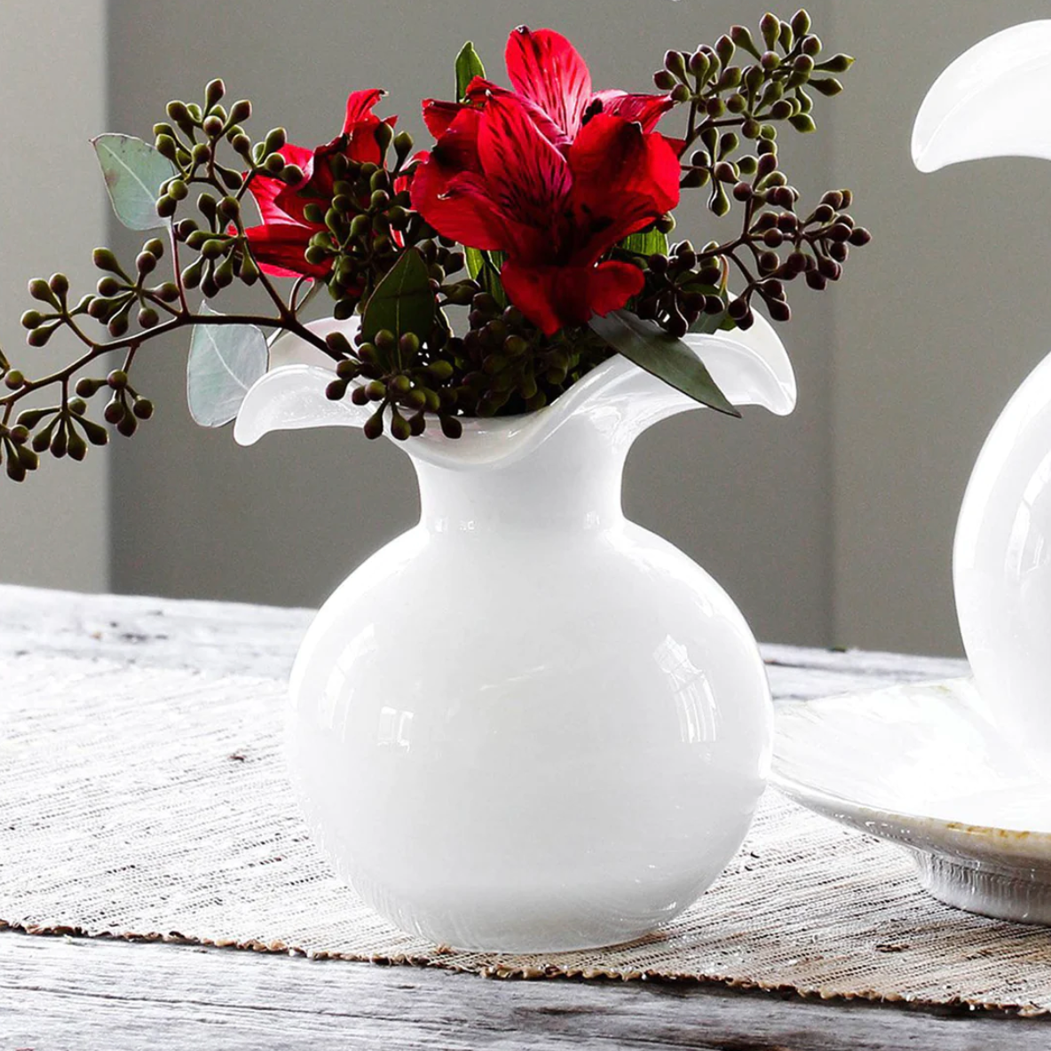VIETRI Hibiscus White Glass Vase, Small