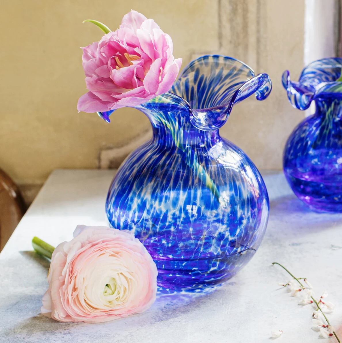 VIETRI Hibiscus Glass Cobalt Tortoiseshell Bud Vase