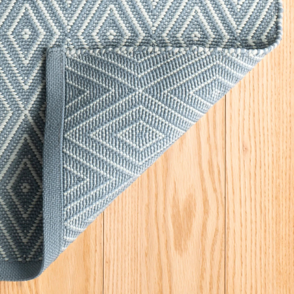 Dash & Albert Diamond Slate/Light Blue Handwoven Indoor/Outdoor Rug