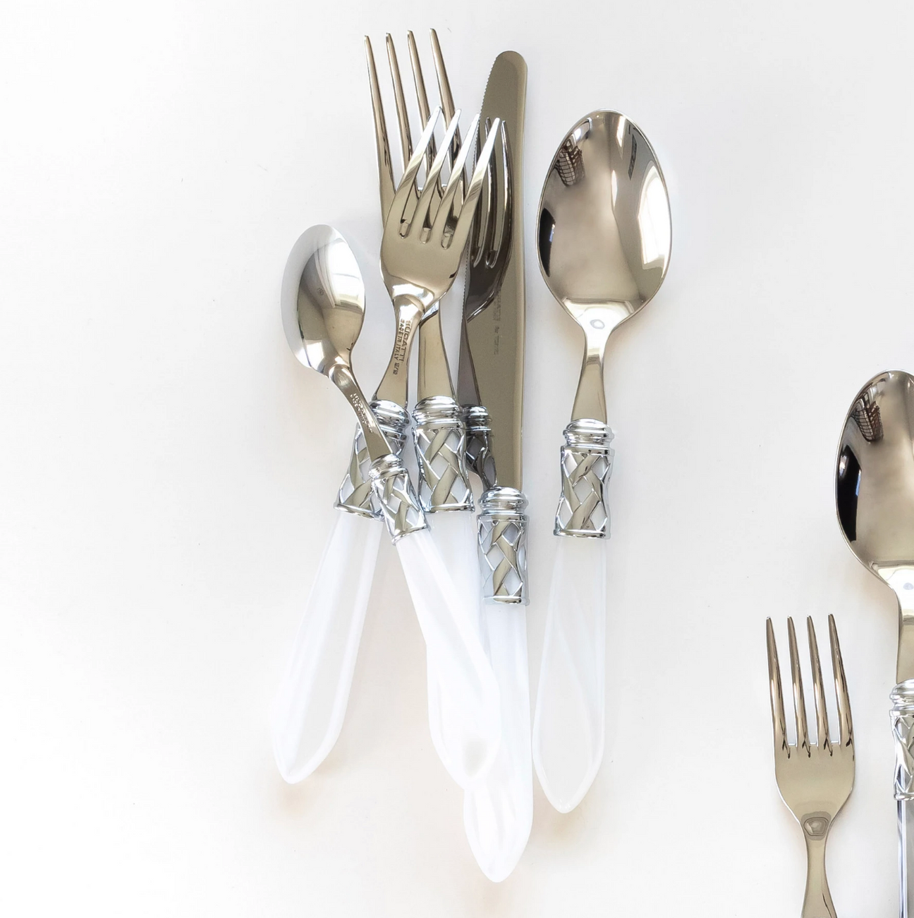 VIETRI Aladdin Brilliant & White Five-Piece Place Setting